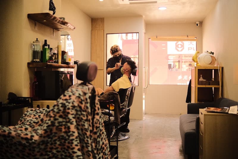 二X二二 Barber's Salon - Photo 2 二X二二 Barber's Salon - Photo 2