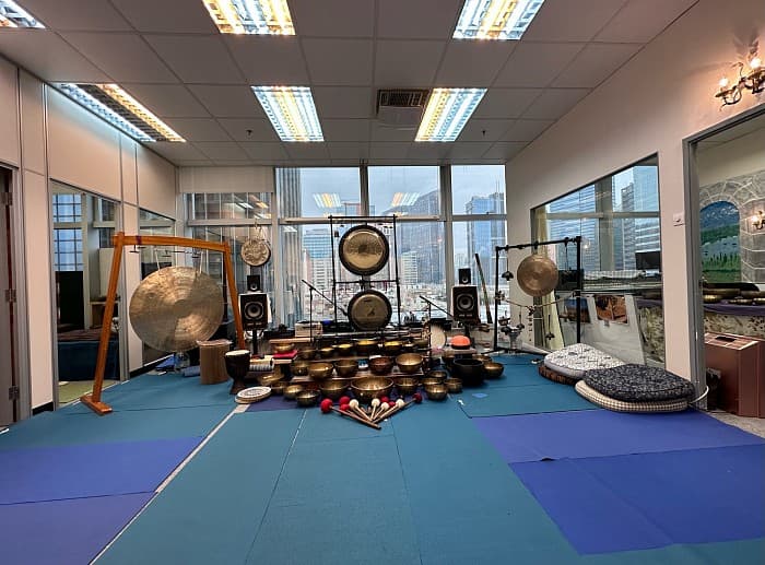 Om Mindful 觀塘瑜伽 • 水晶頌缽聲頻治療 | Yoga & Sound Healing 瑜音工作室 - Photo 3 Om Mindful 觀塘瑜伽 • 水晶頌缽聲頻治療 | Yoga & Sound Healing 瑜音工作室 - Photo 3