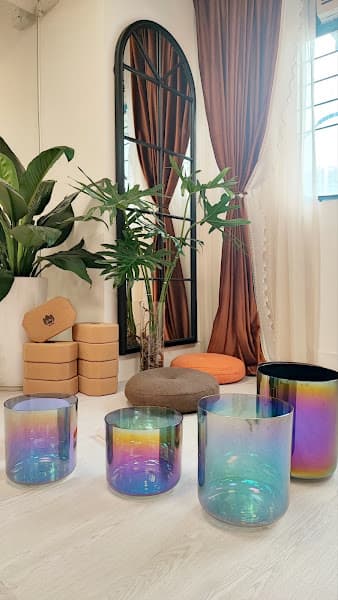 Om Mindful 觀塘瑜伽 • 水晶頌缽聲頻治療 | Yoga & Sound Healing 瑜音工作室 - Photo 2 Om Mindful 觀塘瑜伽 • 水晶頌缽聲頻治療 | Yoga & Sound Healing 瑜音工作室 - Photo 2